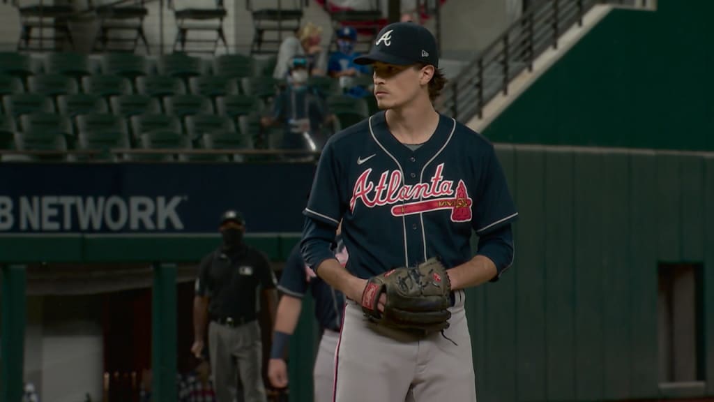 Mark Melancon catches Ozzie Albies home run again in NLCS Game 2