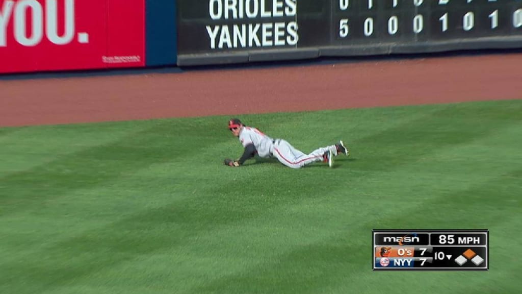 Tanner Gentry Makes Athletic Diving Catch