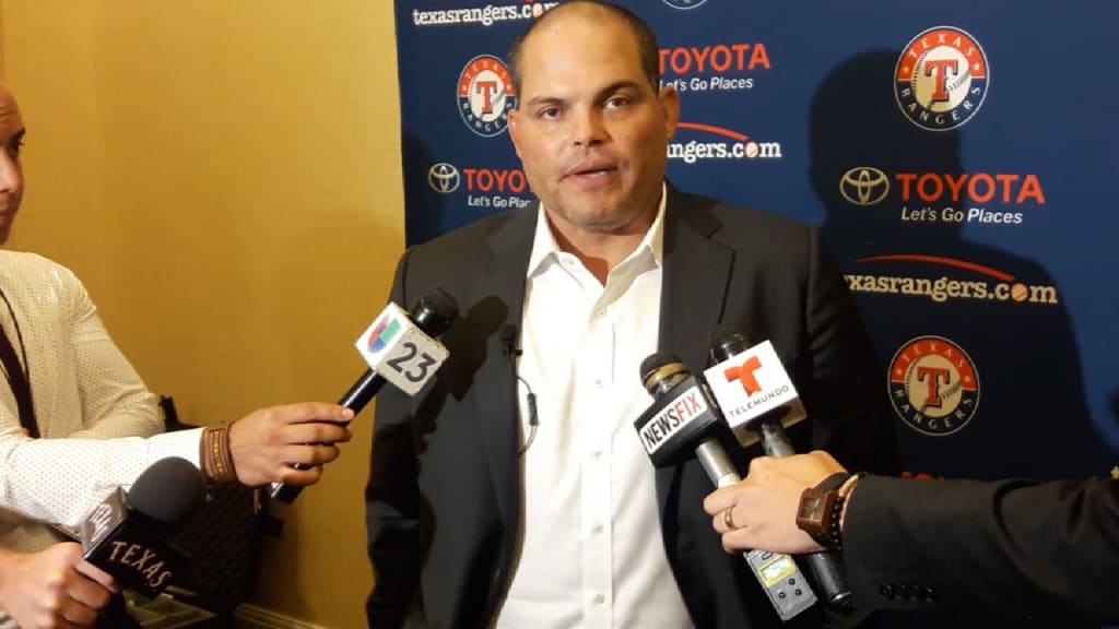 Rangers retire Ivan Rodriguez's No. 7 following Hall of Fame induction