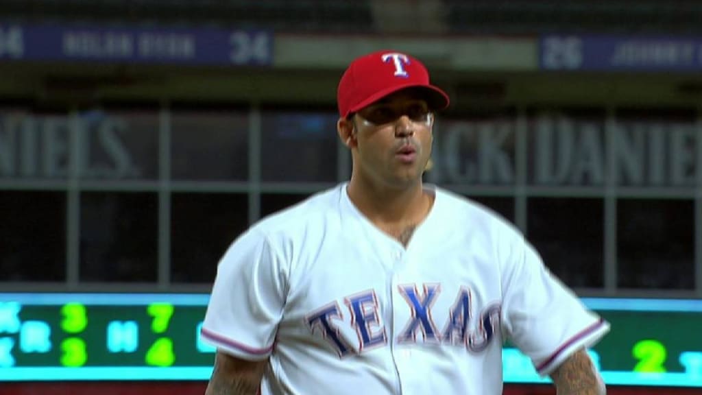 Texas Rangers' Robinson Chirinos hurt, Jose Trevino recalled