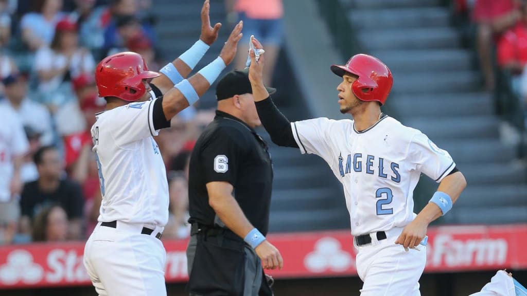 Players across MLB are wearing special uniforms for Father's Day weekend. (Getty)