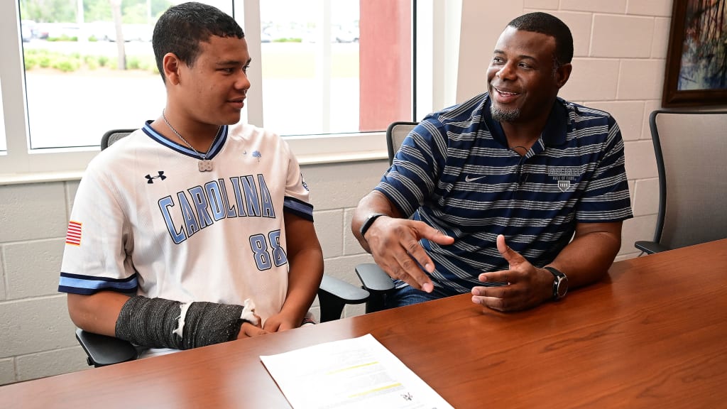 Hank Aaron and Ken Griffey Jr. salute graduates 