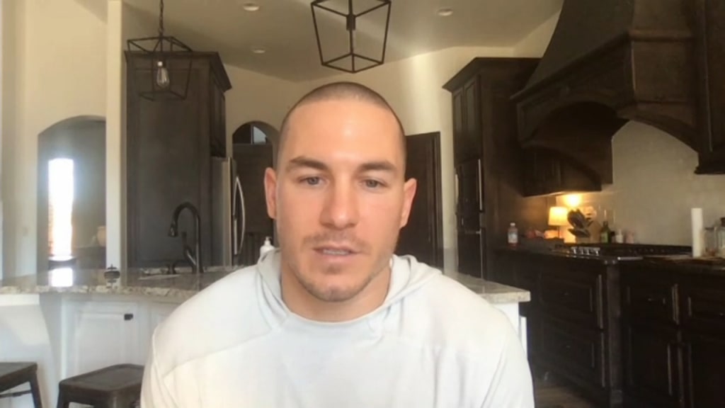 J.T. Realmuto re-signs with Phils