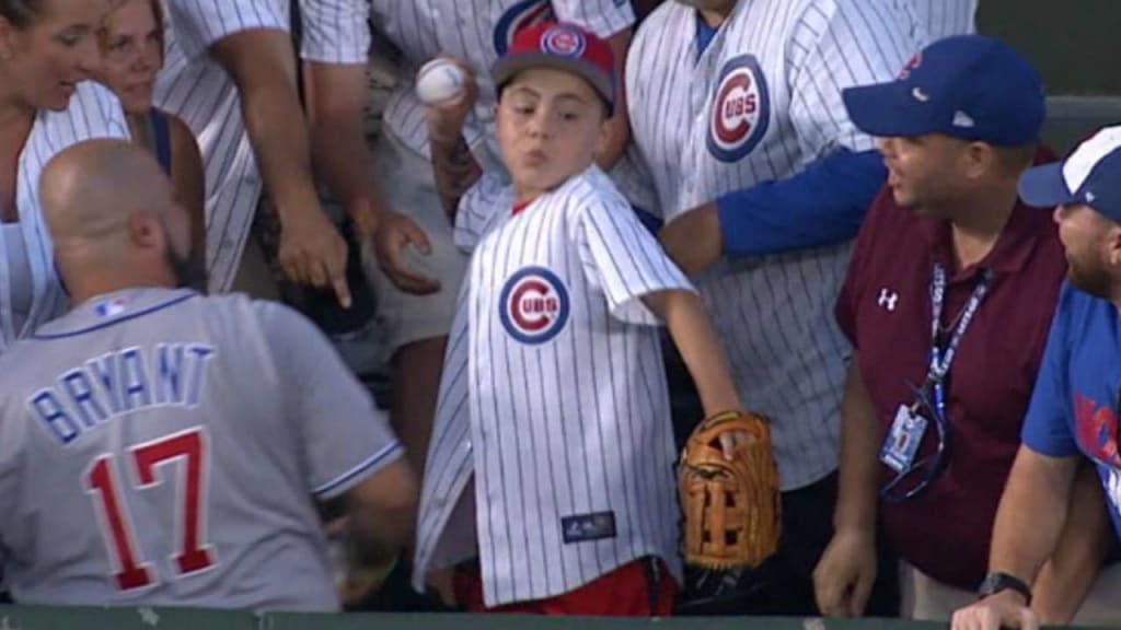 A young Cubs fan threw back Wilmer Flores' home run ball … or did he? |  MLB.com