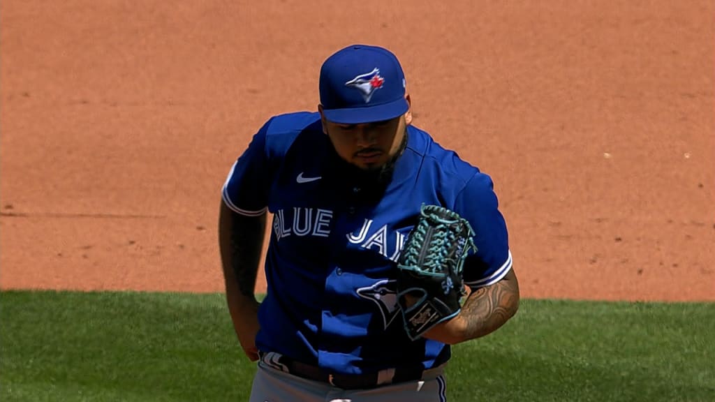 Blue Jays' Guerrero flips glove for out after ball gets stuck - ESPN