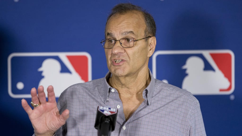 Joe Torre will be among the honorees at Saturday's Professional Baseball Scouts Foundation Dinner. (AP)