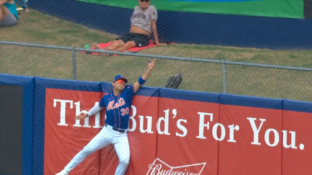 New York Mets video: Michael Conforto loses glove trying to rob HR