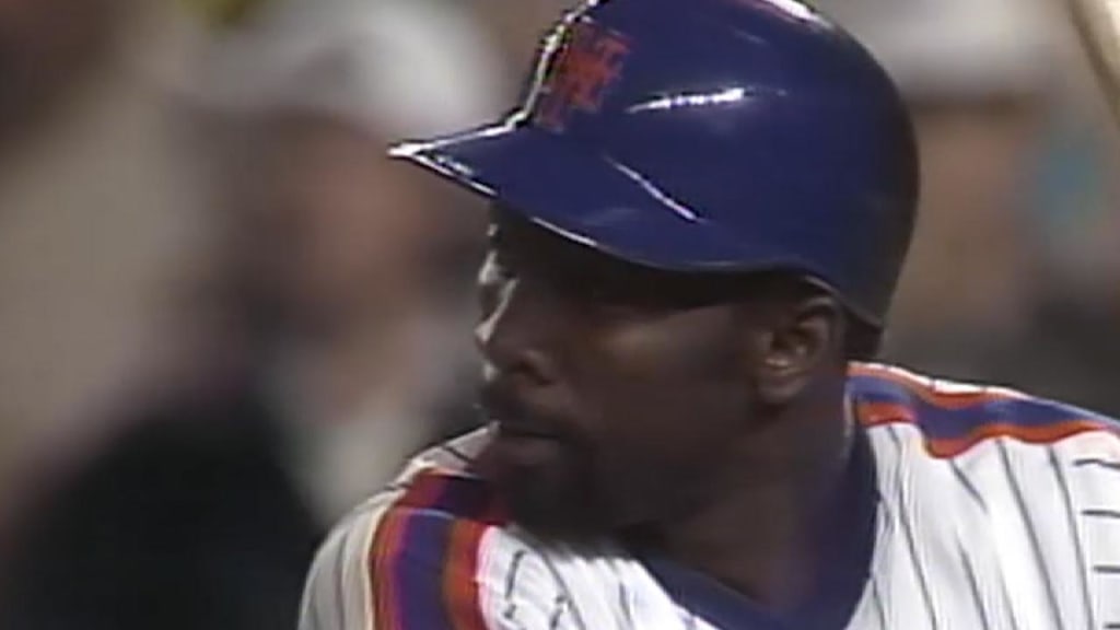 Kevin Mitchell scores on a Bob Stanley wild pitch while Mookie