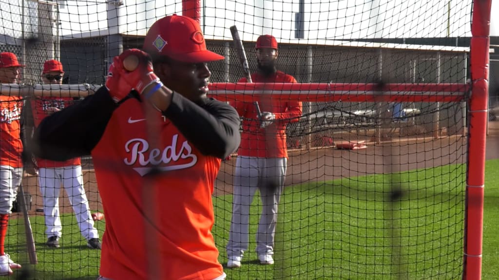 Eric Davis gives instruction to minor leaguers in Goodyear