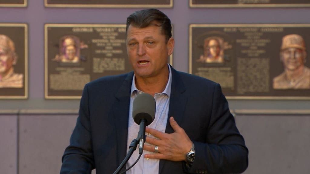 Former San Diego Padres pitcher Trevor Hoffman kisses his wife Tracy Hoffman  during a ceremony inductiing him into the Padres Hall of Fame before a.…