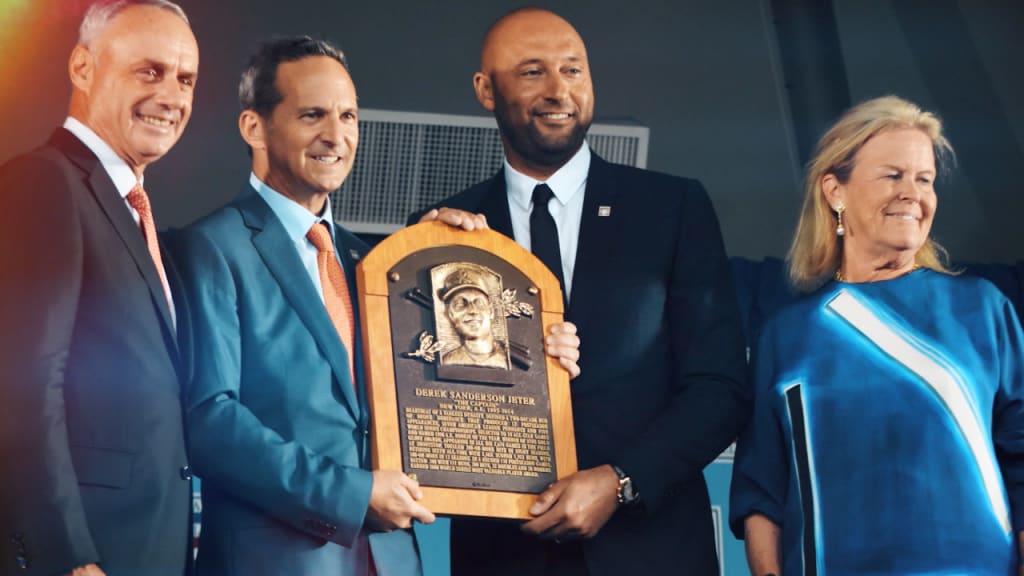 Larry Walker accepts Hall of Fame induction in a SpongeBob shirt