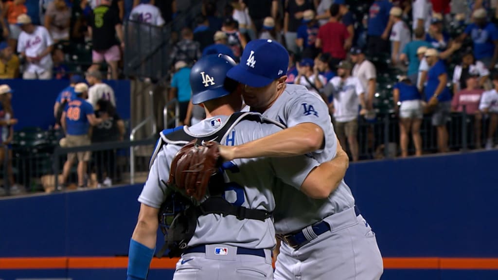 Dodgers hit seven home runs in extra-innings victory over Mets