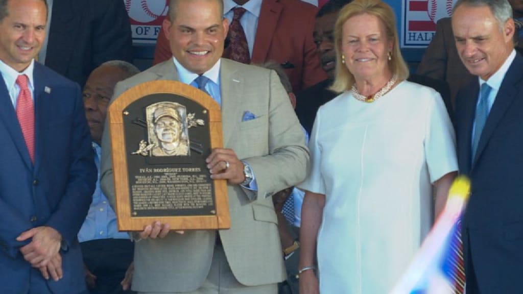 Rangers icon Iván 'Pudge' Rodríguez recognized for impact on Puerto Rico  through baseball