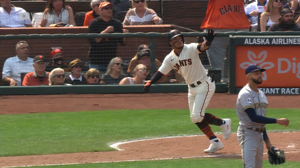 Giants come through with clutch plays to beat Brewers