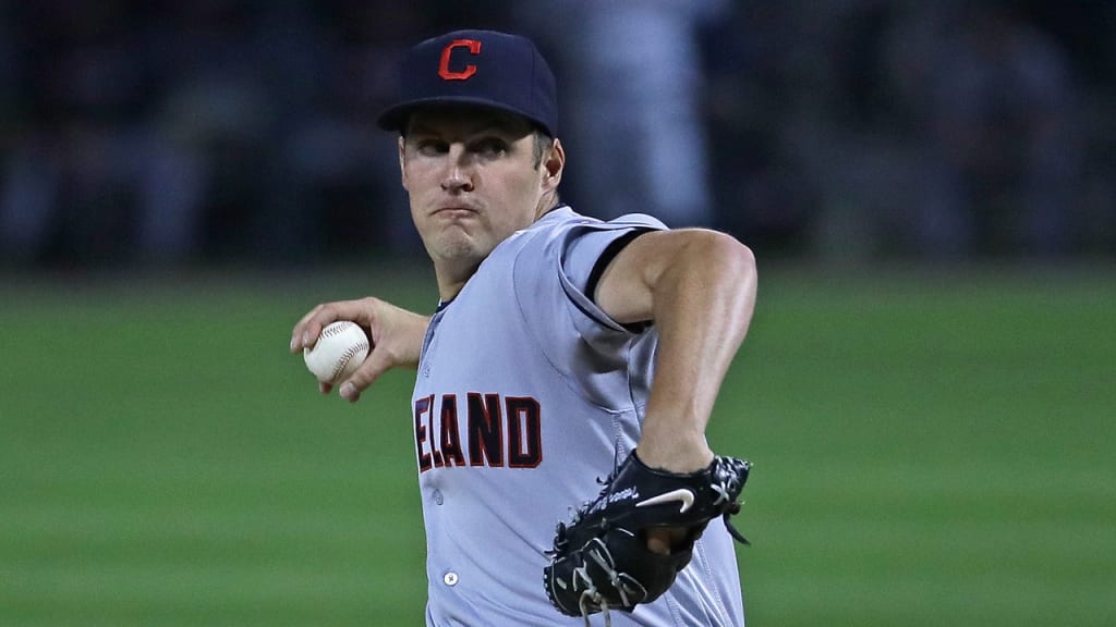 MLB: Lanzador de los Cleveland Indians se fracturó un dedo mientras se  cambiaba de ropa