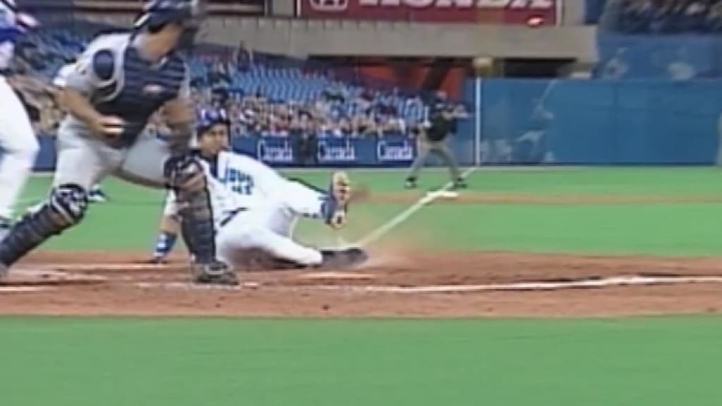 Video: Lourdes Gurriel Jr. pulls off straight steal of home vs