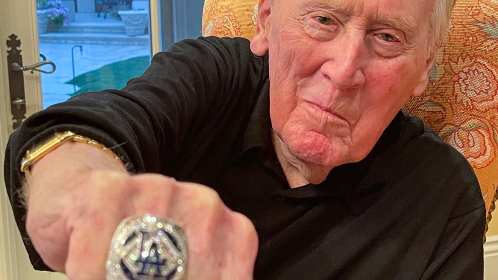 Vin Scully receives Dodgers championship ring