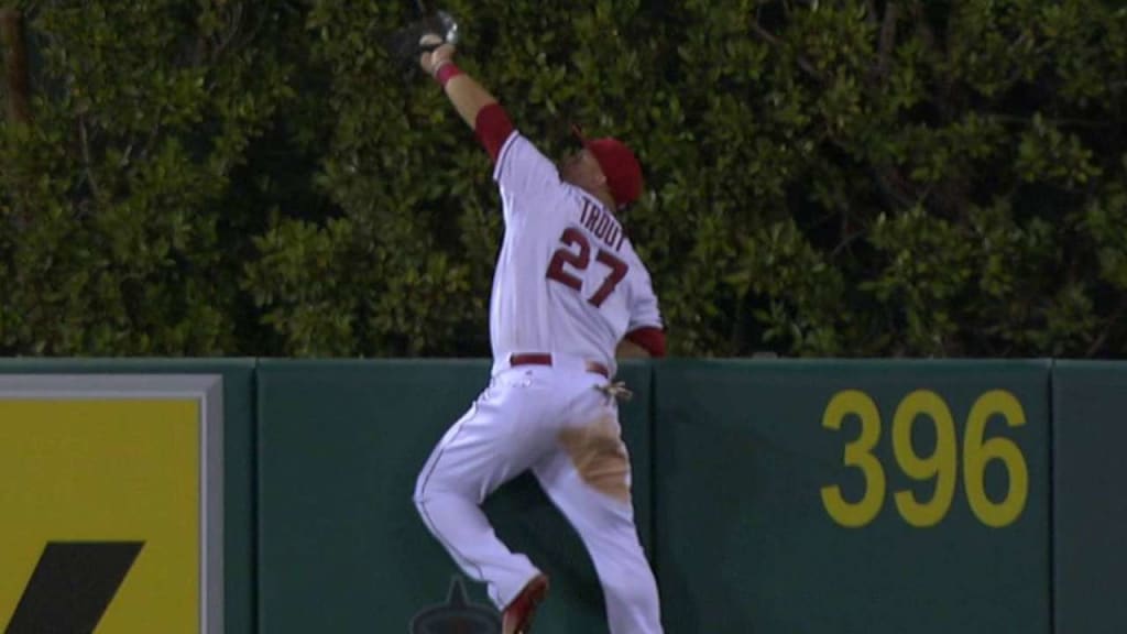 Otis Nixon CLIMBS the wall like Spider-Man to rob a home run 