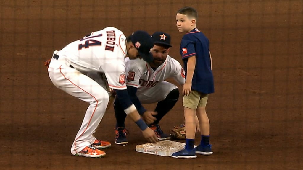 MLB fans react to seeing comparative photo of new and old base sizes: We  have entered the juiced bag era, Gonna be a lot of stolen bases