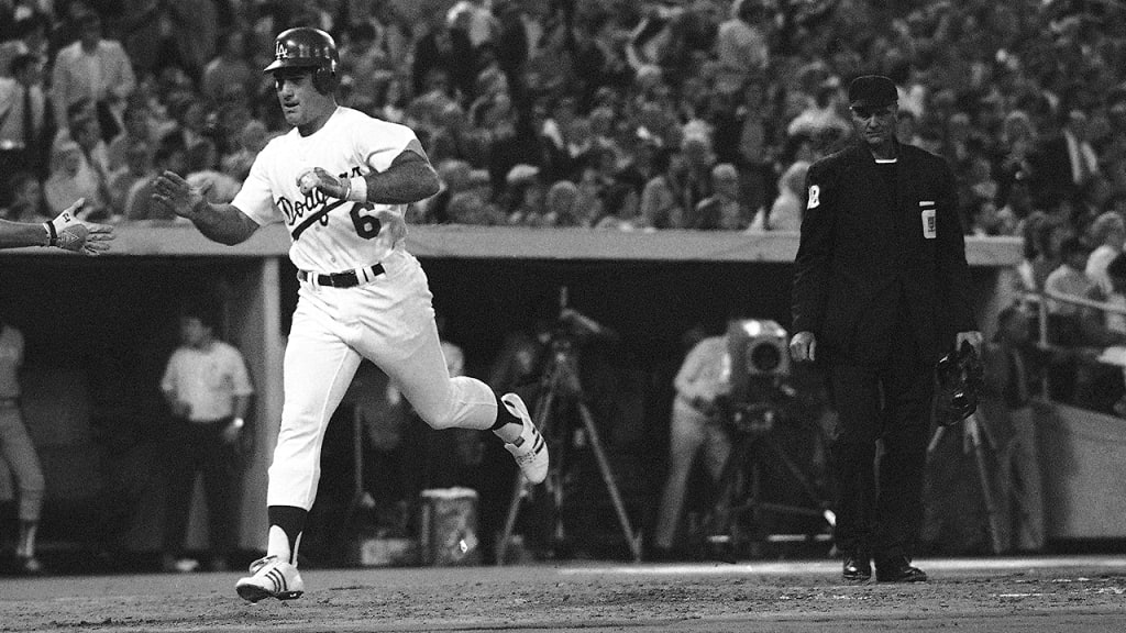 Steve Garvey scores the National League's first run during the second inning of the 1974 All-Star Game. (AP)