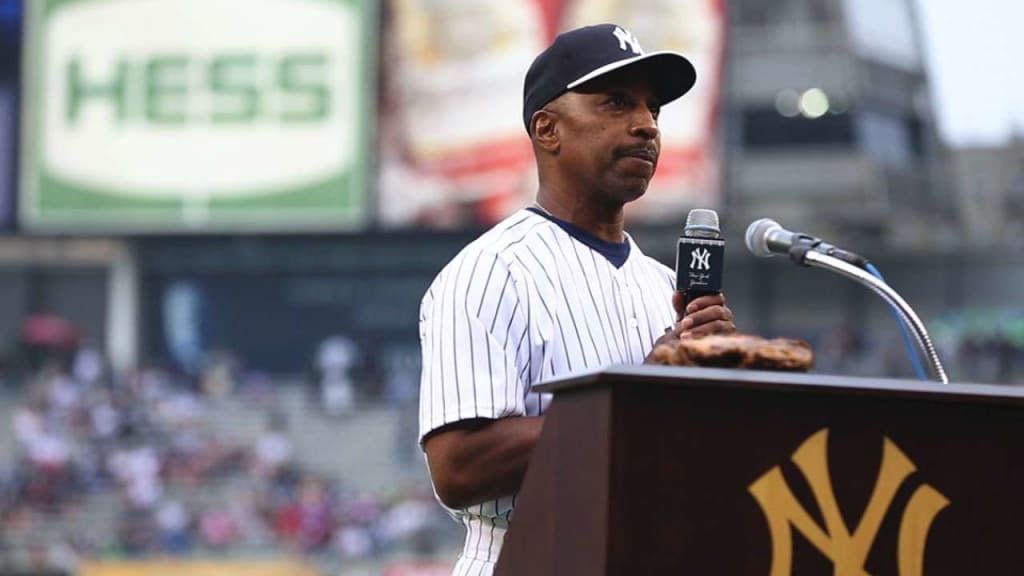 New York Yankees great Willie Randolph makes foul catch