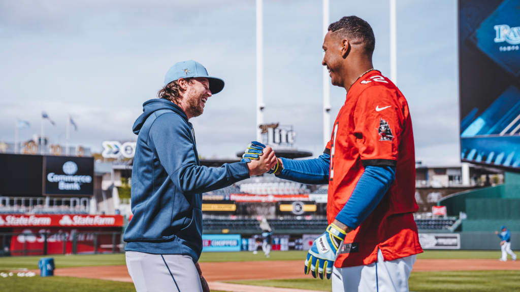 Salvador Perez wears Tom Brady jersey after bet with Brett Phillips