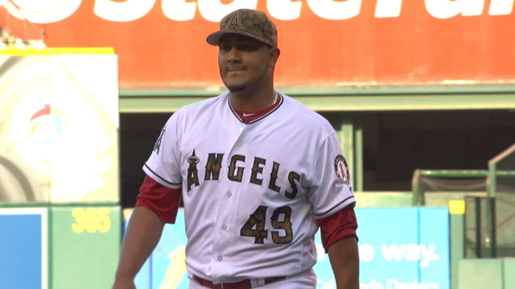 Padres sign Chacin