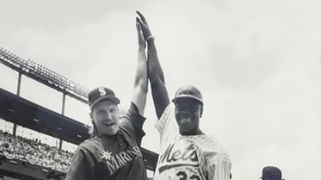 Photo of the Day: The one time Randy Johnson wasn't the tallest