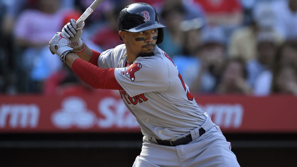 Mookie Betts iguala récord de partidos con tres jonrones