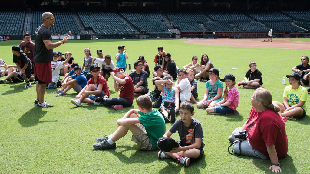 Nathan Shaw, the D-backs' strength and conditioning coordinator, provides advice to youngsters at Chase Field. (Taylor Jackson/D-backs)