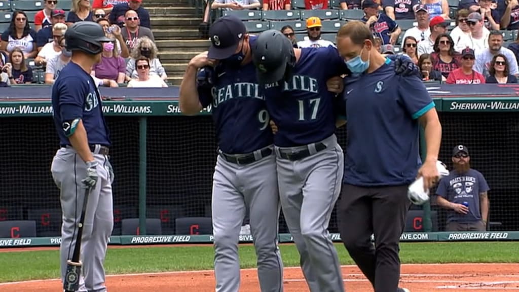 Mitch Haniger leaves game early with injury