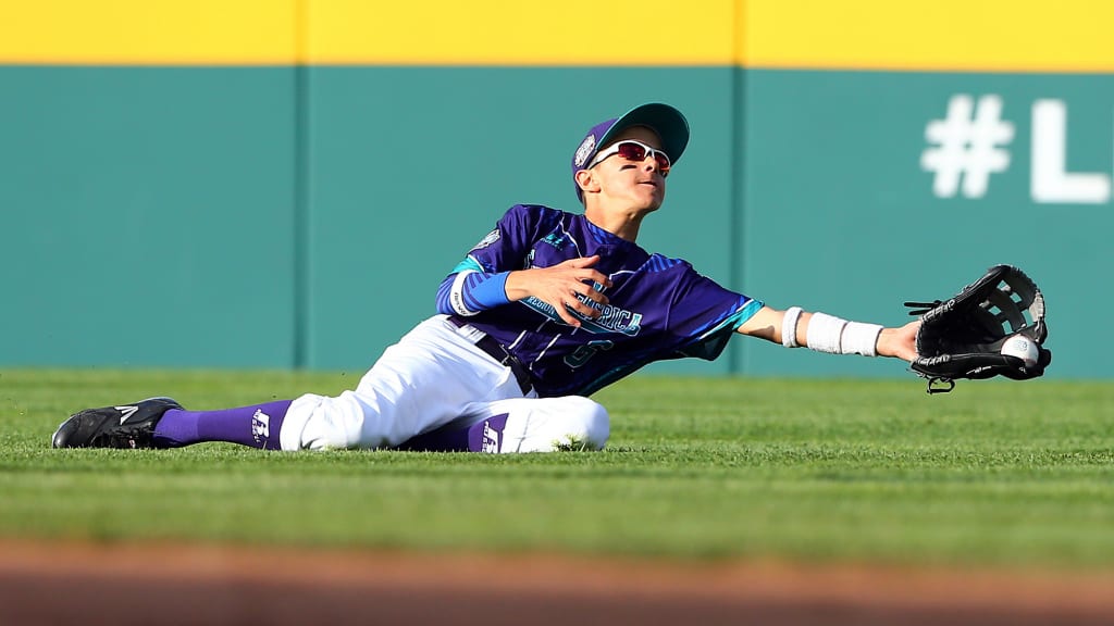 Italy's Tommaso Ghidoni makes a diving catch on Day 1 of the Little League World Series. (Alex Trautwig/MLB Photos)