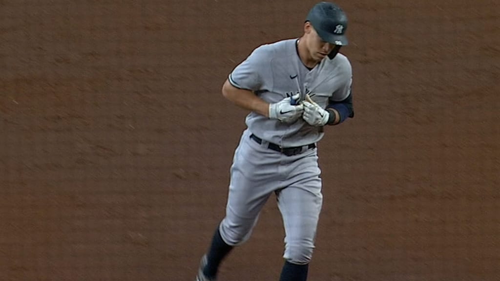 Aaron Judge closes jersey on HR trot in Houston