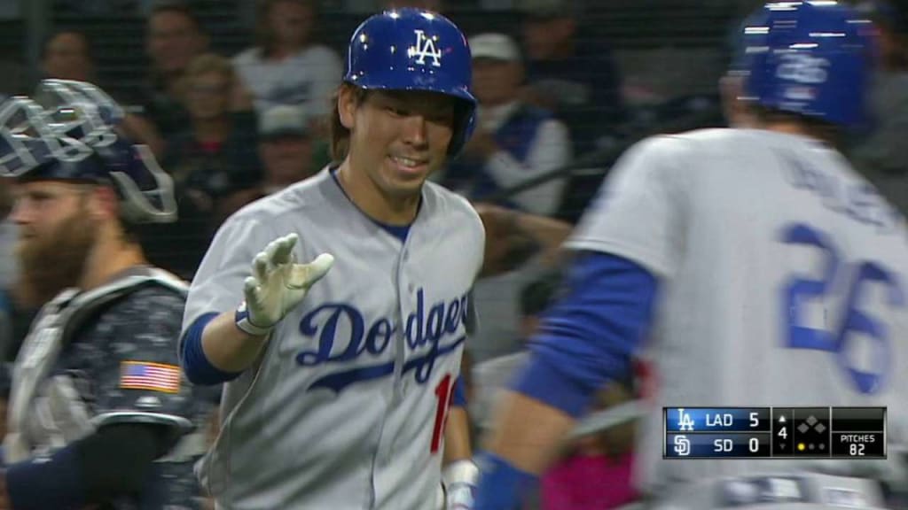 Los Angeles Dodgers]Dave Roberts' mom, Eiko, congratulates Kenta Maeda  after his debut. #マエケン : r/Dodgers