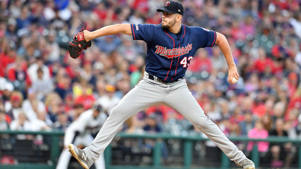 Twins' Lewis avoids serious injury after flipping over 1B, landing