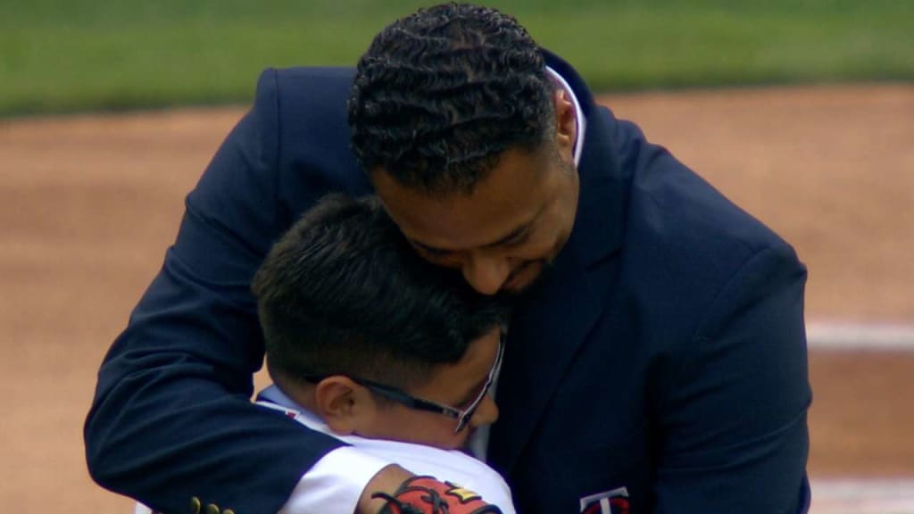 Twins great Johan Santana honors Pablo López prior to ceremonial first  pitch in ALDS Game 3