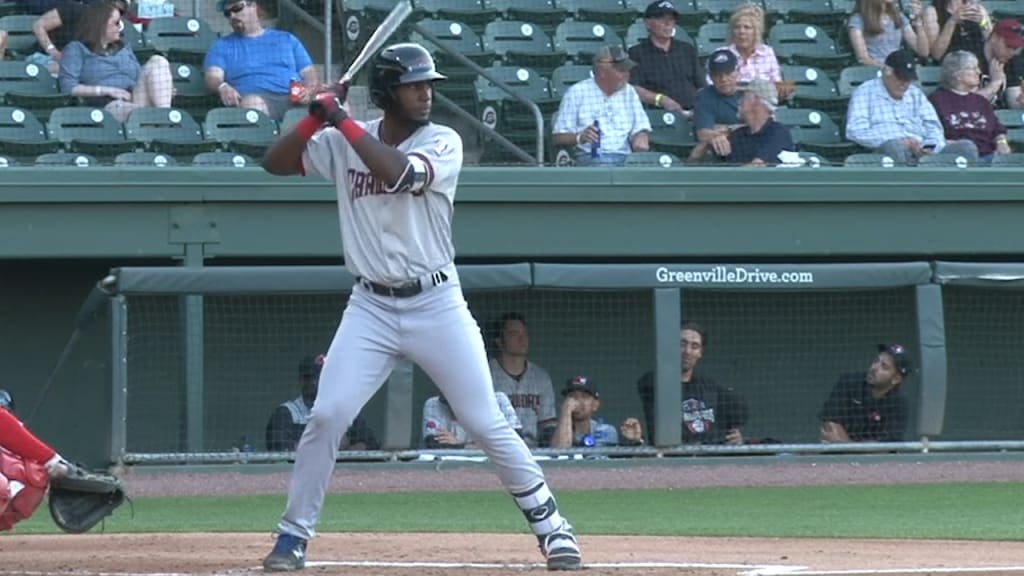 Elvis Andrus officially becomes an American citizen