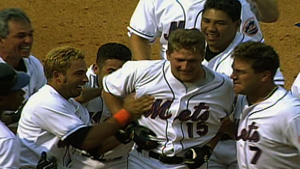 New York Mets' Julio Franco makes a fielder's choice to score Cliff Floyd  in the sixth inning during Game 2 of the National League Division Series  against the Los Angeles Dodgers in