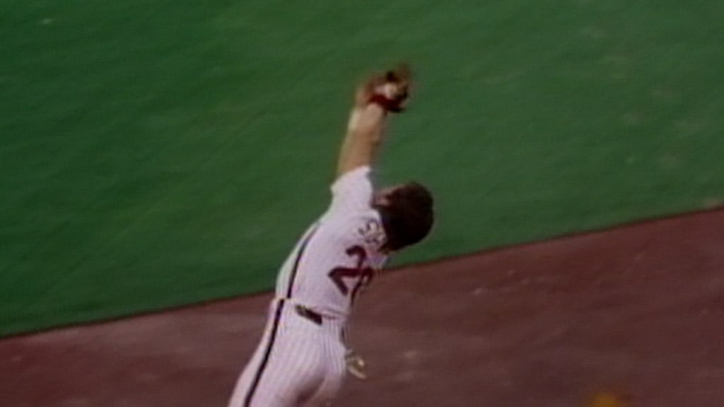 Gary Carter crushes his 1st homer of the '88 season 