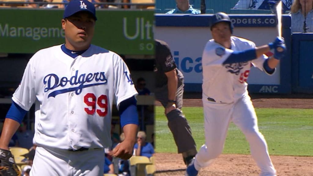 Ryu does it all vs. Padres