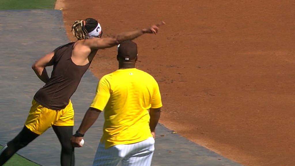 Padres' Fernando Tatís Jr. moves to outfield, GOES OFF! (2 homers, 4 hits)  