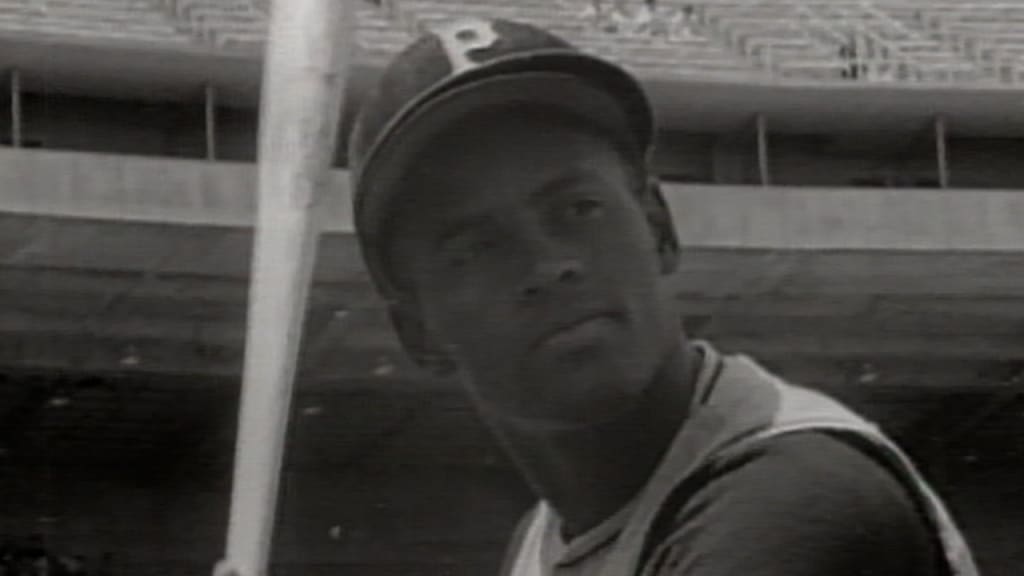 Rangers, MLB honor late Hall of Famer Roberto Clemente with
