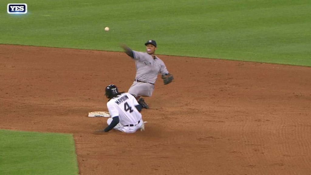 Starlin Castro Turns Incredible Double Play While Blowing a Bubble! -  Bleacher Nation