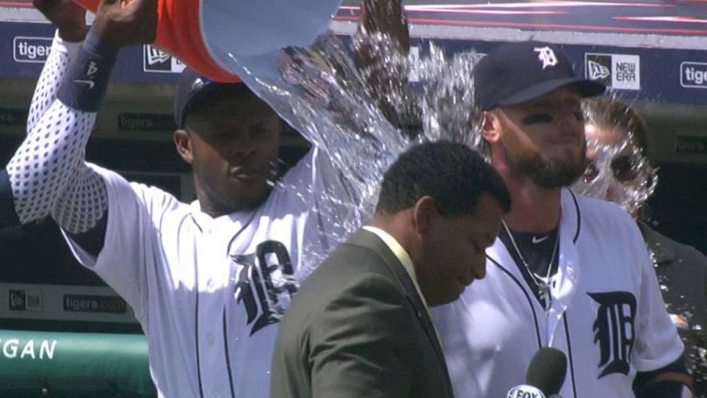 Bunt? Hit-and-run? Tigers' Jarrod Saltalamacchia opts for walk-off