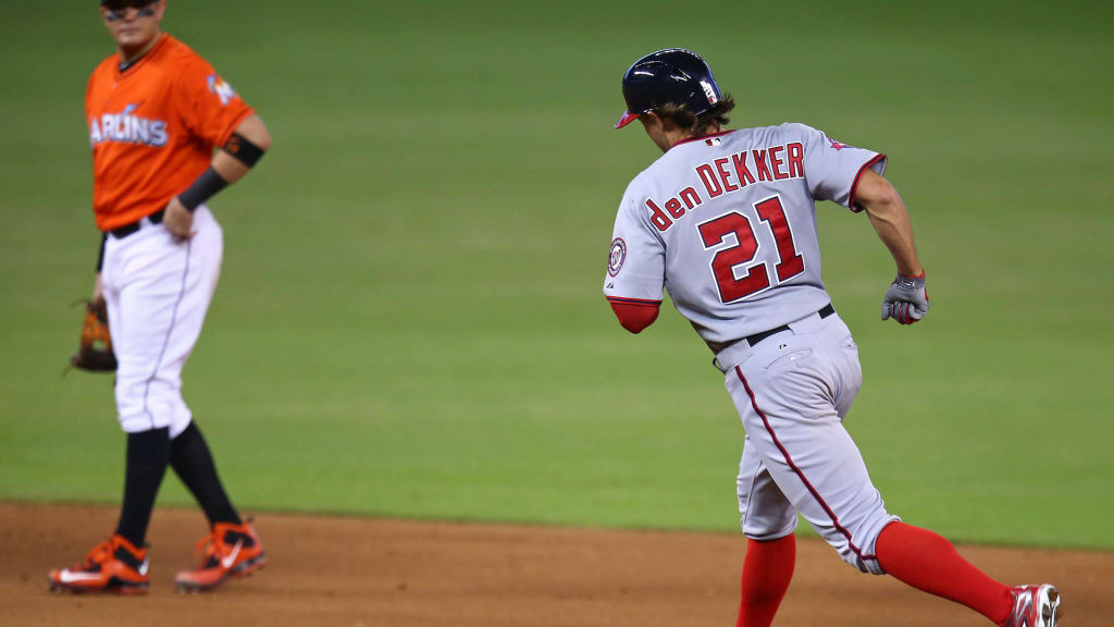 Matt den Dekker corre las bases luego de pegar un jonrón durante la sexta entrada.