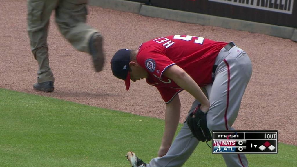 Hellickson leaves with injury