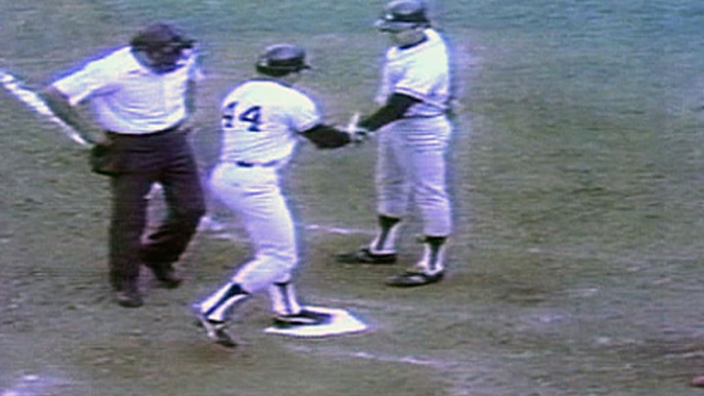 Reggie Jackson homers off Ron Guidry in his return to New York