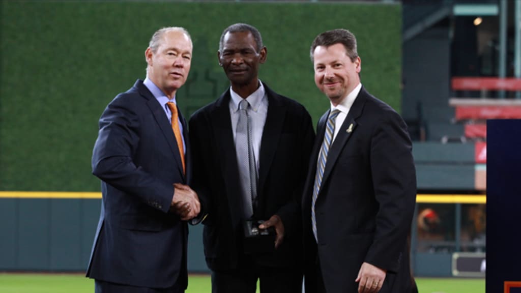 8-year-old returns Astros World Championship ring to Minute Maid ballpark  supervisor after socia 