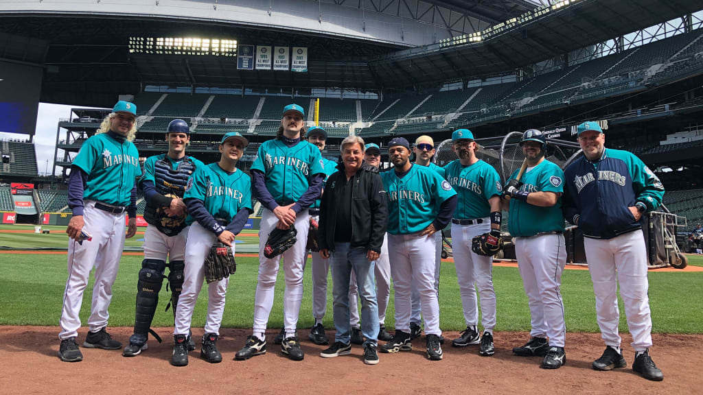 Mariners superfans throw out first pitch