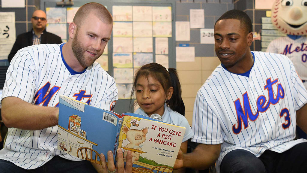 Eric Campbell (left) and Curtis Granderson read classic stories with children in Corona, N.Y. (Mets)